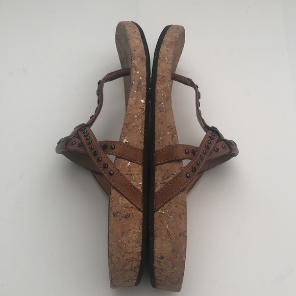 Uggs Deitra camel brown thong sandals with design - Picture 5 of 7
